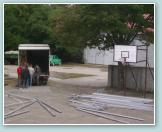 (29/34): Na boisku szkolnym rozpoczy si przygotowania do Pikniku Absolwenta